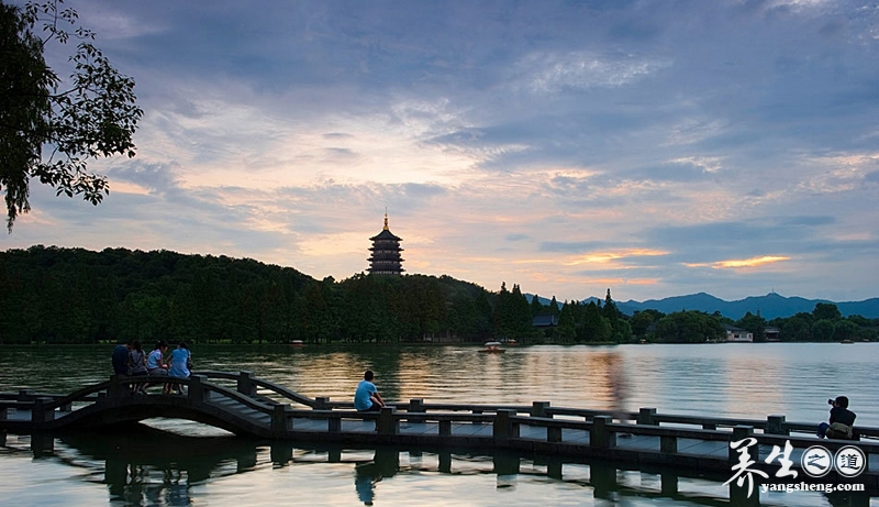 西湖十景之雷峰夕照 日夜锋芒不灭的奇观(9)