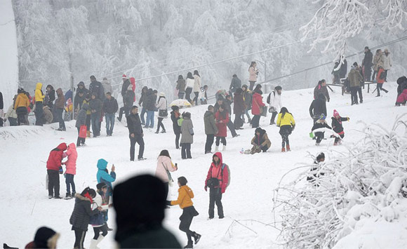 冰雪节的泳装男女