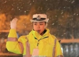 帅气！连云港最美女交警大雪中坚守岗位