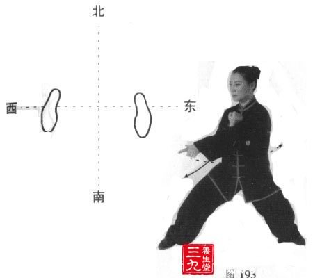 撩弹收拳：身体右转，同时，左拳内旋变掌迅速向右前下方抖弹撩出，拳同腹高，拇指、食指伸展