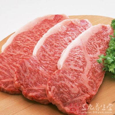 应从饮食中增加肉、蛋、奶、豆类食物的摄入，保证优质蛋白质的供给