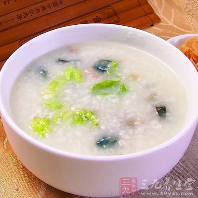 芹菜粥：芹菜是高血压患者应该经常食用的利于降压的蔬菜