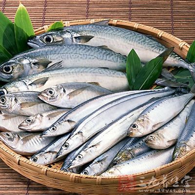 在所有的食物中，鱼类和贝类中牛磺酸含量最丰富
