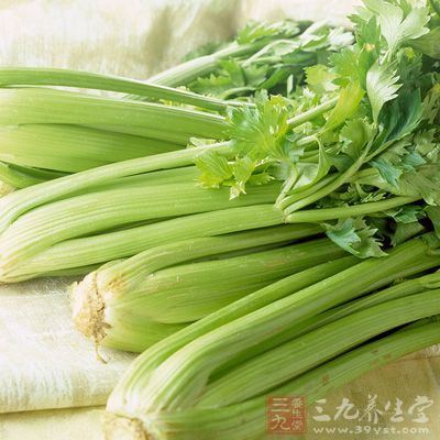 芹菜：有清热利湿、醒神健脑、平肝凉血之功效