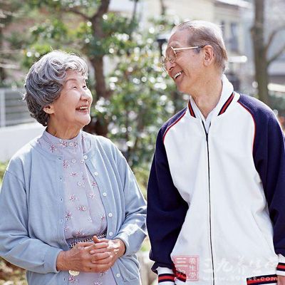 虽然人们的生活水平提高了，但老人营养不良的例子仍屡见不鲜