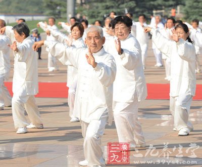 42式太极拳是以杨式太极拳为基调，吸收了陈、吴、孙式太极拳的动作