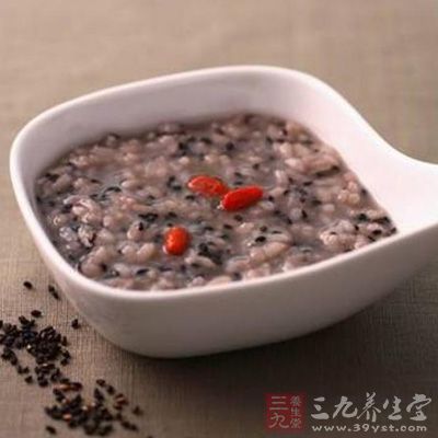 原料：黑芝麻10克，粳米250克，蜂蜜适量