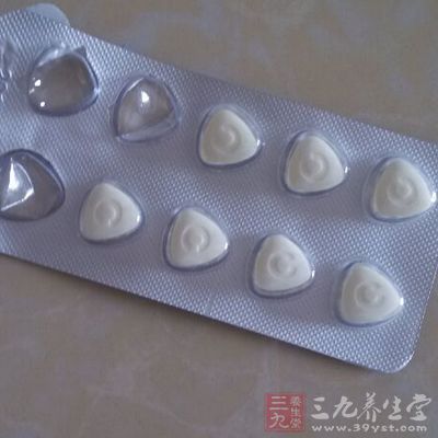 如果在牛奶中加入钙片，奶和钙很容易相结合形成凝块