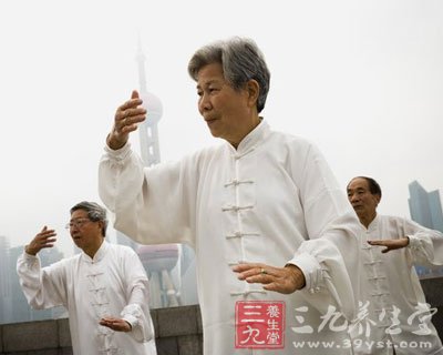 24式简化太极拳的特点：立身中正.舒展自然