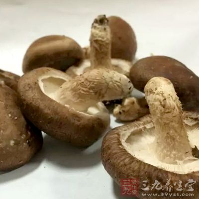 金针菇、草菇、蘑菇等，都是产后减肥者应该多吃的食品