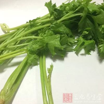 芹菜去根，洗干净切成寸断