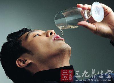 喝多了怎么办正确喝水来醒酒