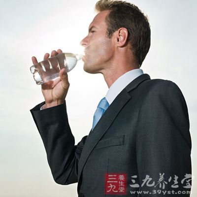 喝水解酒要注意量，以免导致“水中毒”，出现头晕加重、口渴的现象，严重的还会突然昏倒