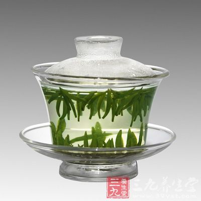 绿茶富含了红茶所没有的维生素C。而维生素C是预防感冒、抗氧化所不可欠缺的营养素