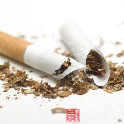 抽烟者的外貌比不抽烟者至少老了5岁以上。抽烟与脸部皱纹加深有关，可能抽烟者总是一直眯着眼睛以躲避香烟产生的烟雾