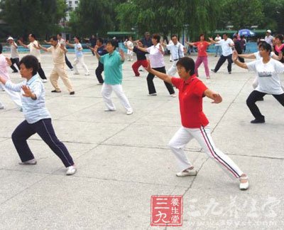 24式简化太极拳特点:屈腿落胯.进退轻灵