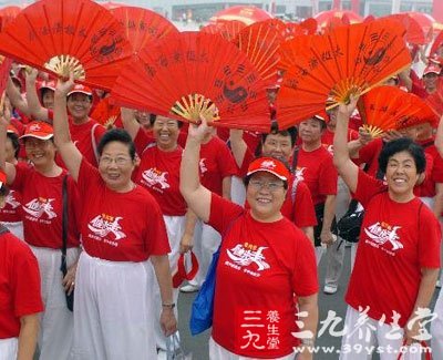 扇谱名称：雏燕凌空 (并步亮扇)