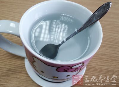 多喝水补充感冒发烧时所散失的体液