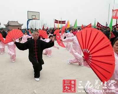 杨式太极扇特点：开合随意，形态纷呈