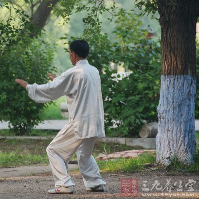 夏季早起进行适度的晨练，是最佳的安排