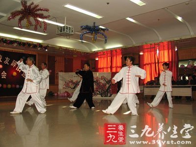 技巧3、沉肩坠肘，坐腕舒指