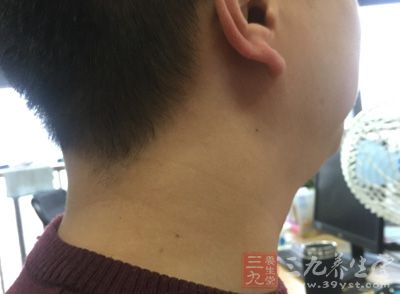 男人茶余饭后的休闲时间，经常做做转颈运动