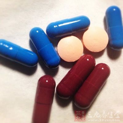 服用某些药物或进行某些治疗而导致