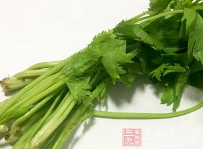 黄瓜、芹菜等食物有助于冲走体内多余的钠，进而缓解浮肿