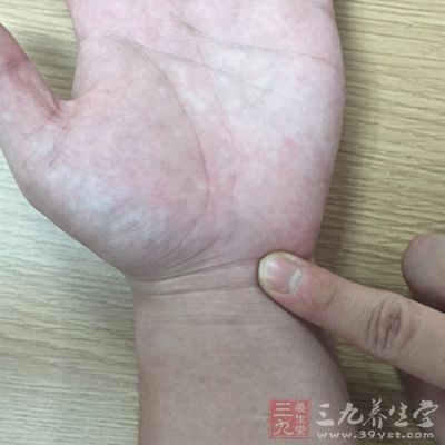 在手腕的腕横纹尺侧端稍上方凹陷处