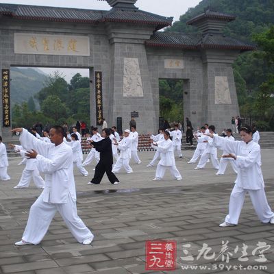 传统陈氏拳为了适应比赛的需要，制定规范化竞赛套路