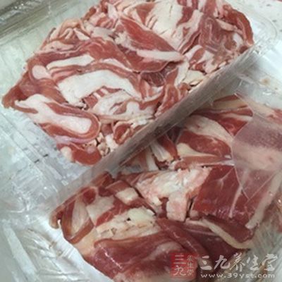 切片羊肉300克，洋葱30克