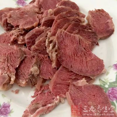 多食含铁质丰富的食物，如肉类等