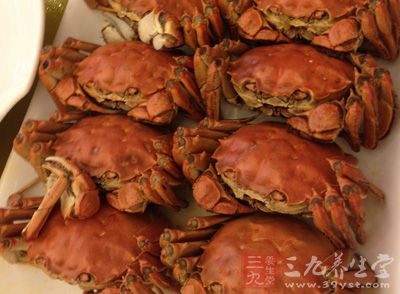 常见的是海鲜、芒果、果仁类食物会引起过敏