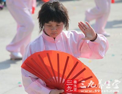 太极扇练习注意事项：打功夫扇一般都有音乐伴唱，要跟着节拍打